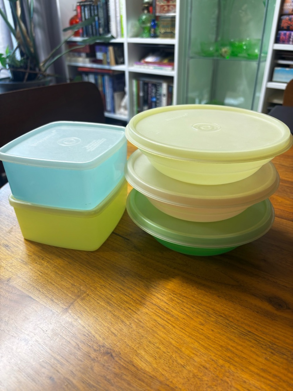 Tupperware lot of 5 1950s pastel containers with lids: 3 bowls, 2 square-round